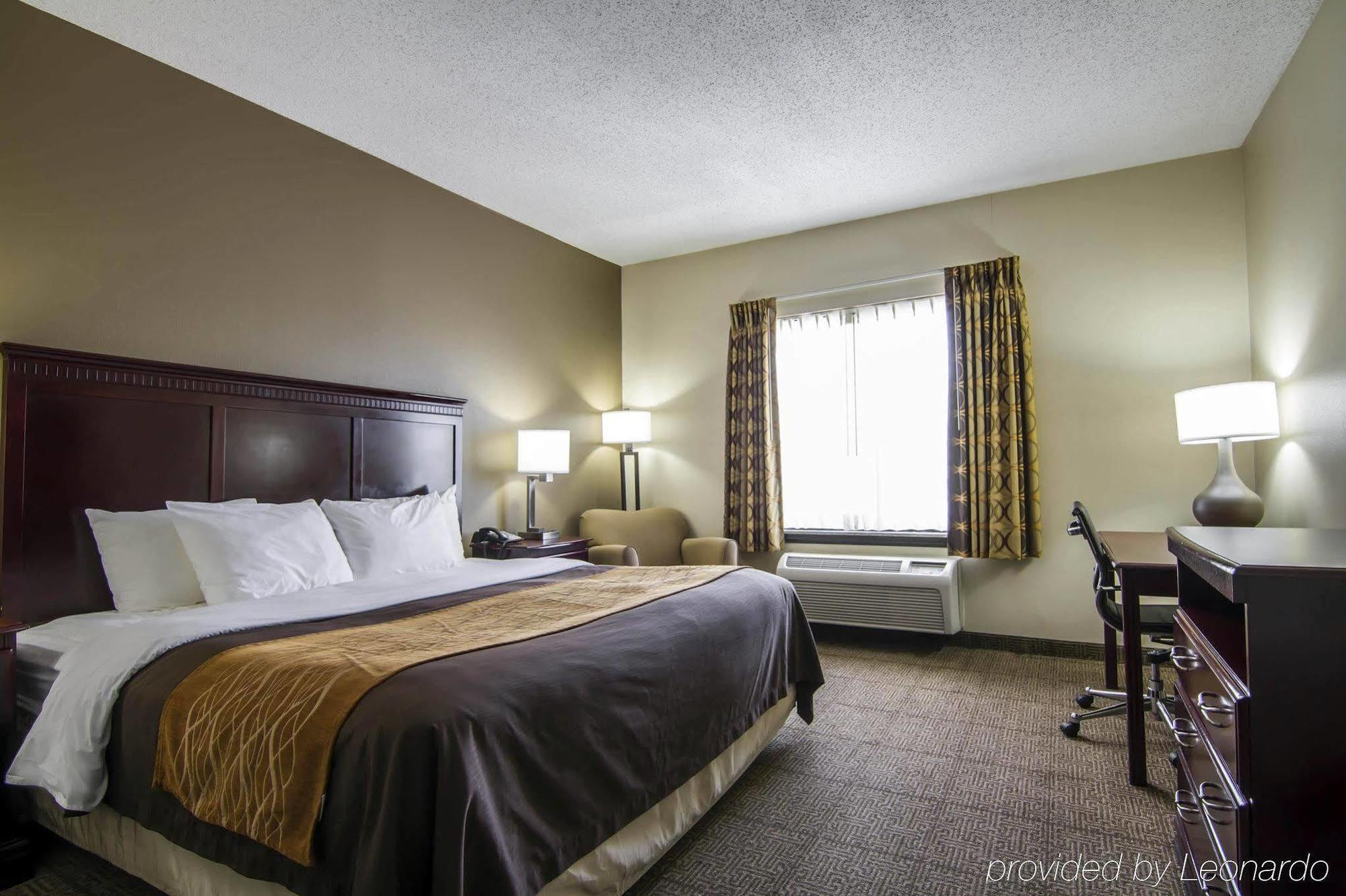 Comfort & Field-dallas Market Center Hotel