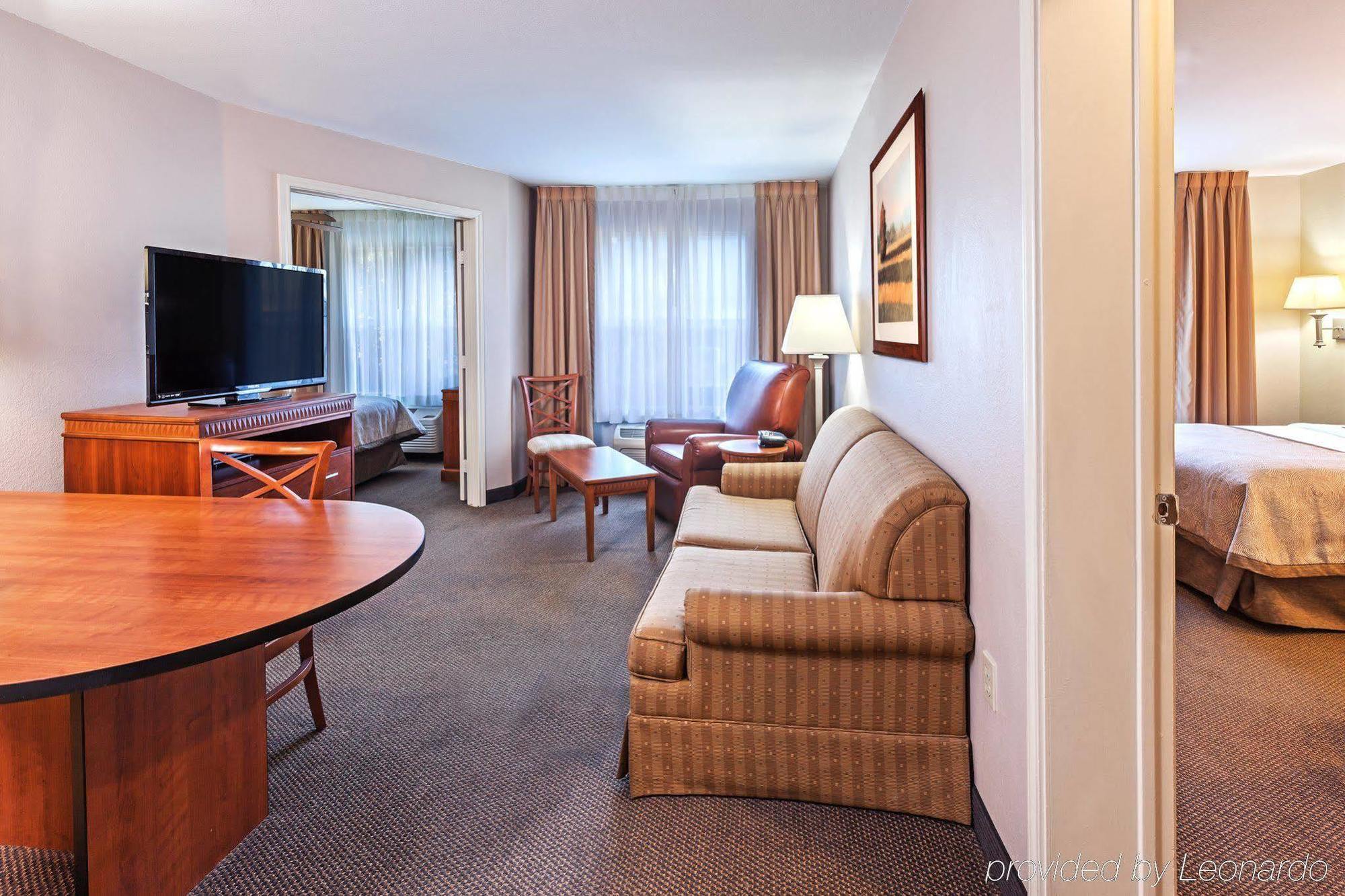 Candlewood Market Center-love Field By Ihg 3*
