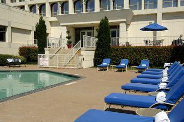 Doubletree By Hilton Market Center Hotel Dallas