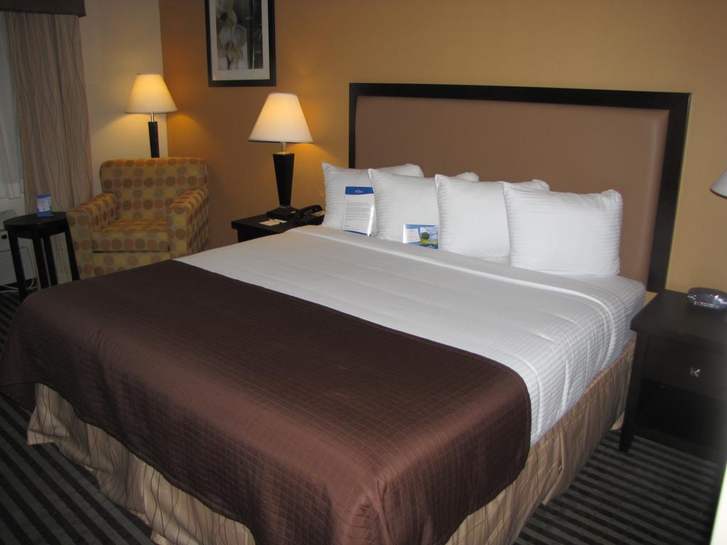 Baymont By Wyndham Dallas/ Field