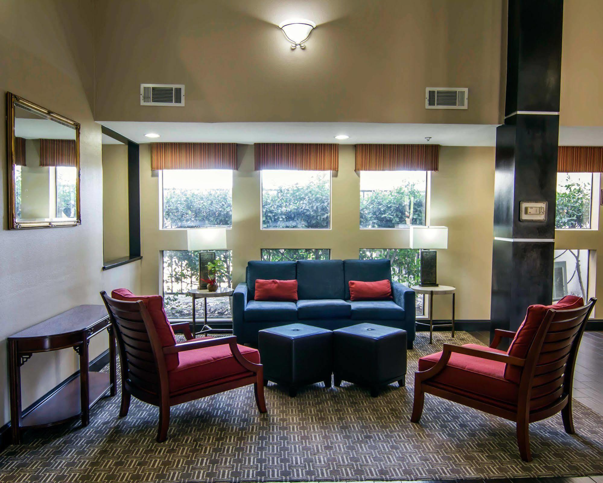 Comfort & Field-dallas Market Center Hotel 3*