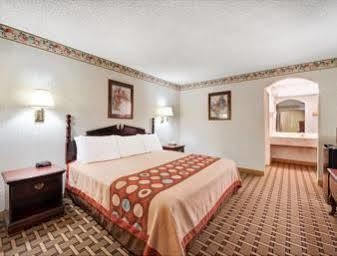 Hotel Super 8 By Wyndham South Dallas
