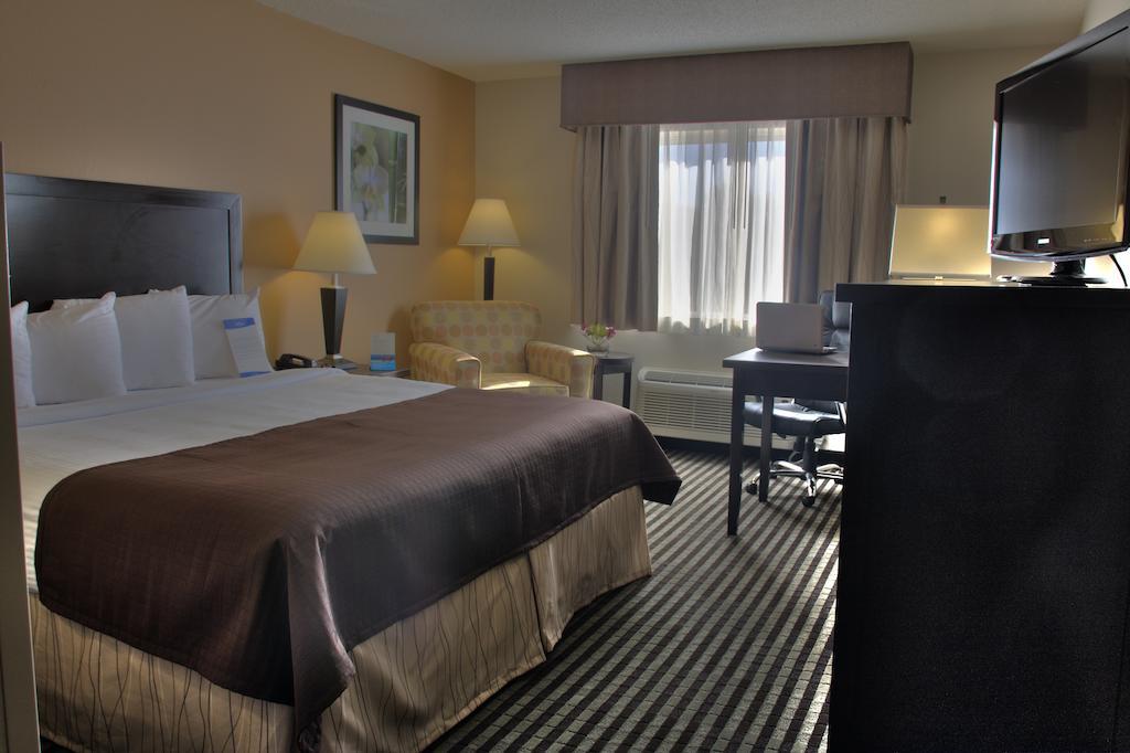 Baymont By Wyndham Dallas/ Field
