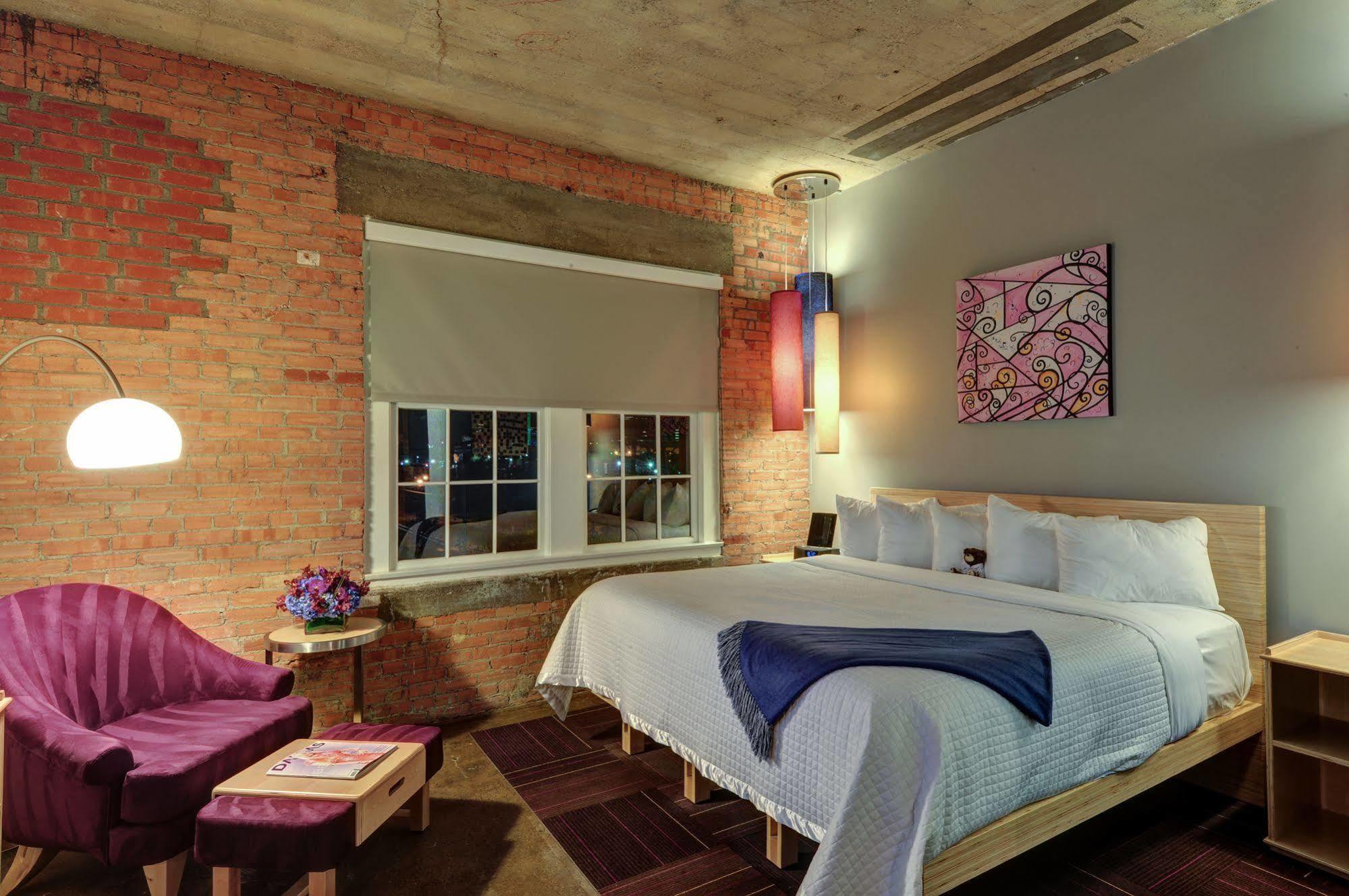Hotel Canvas