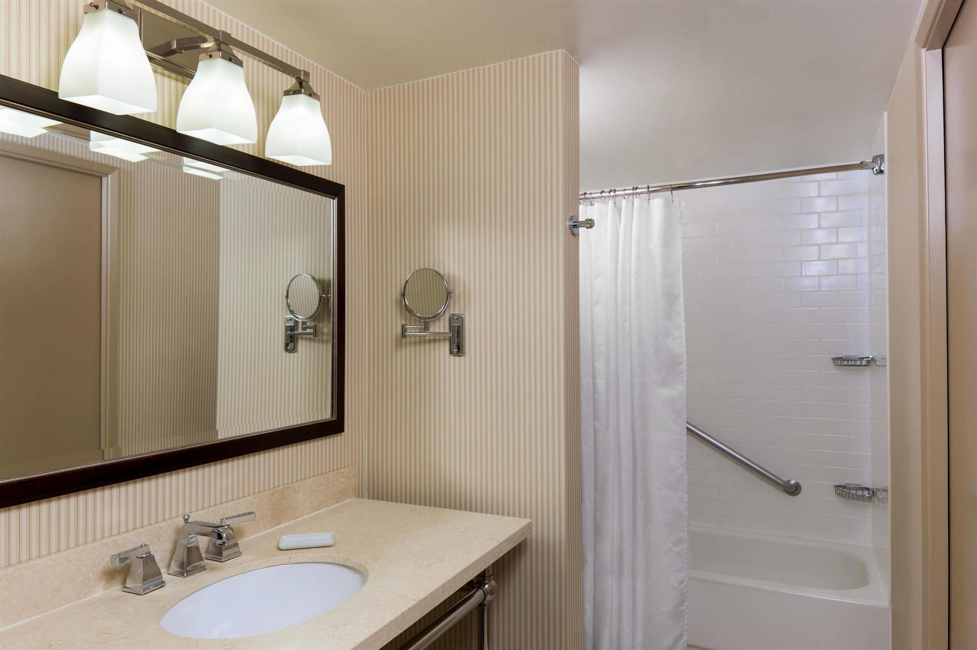 Sheraton Market Center Hotel 4*