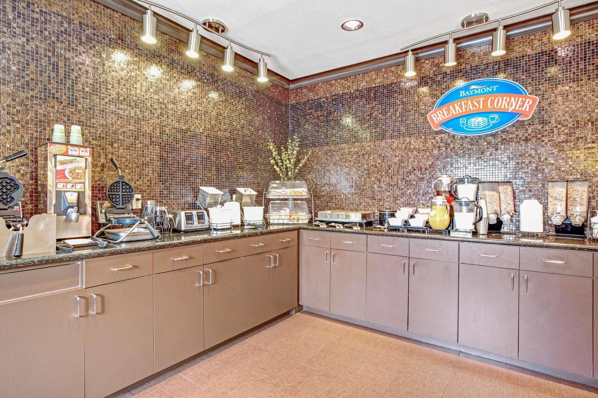 Baymont By Wyndham Dallas/ Field Hotel