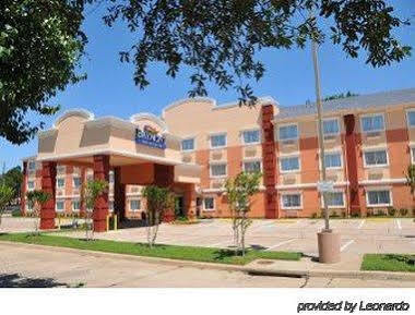 Baymont By Wyndham Dallas/ Field