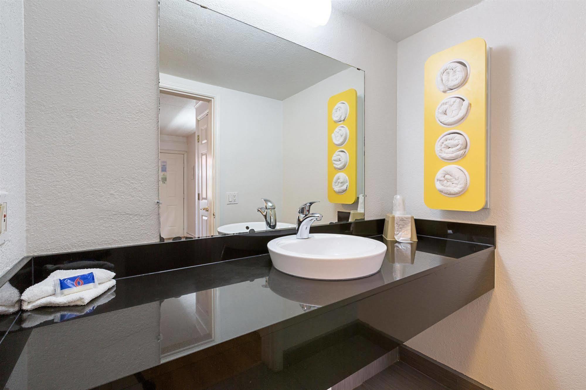 Hotel 6-dallas, Tx - Market Center