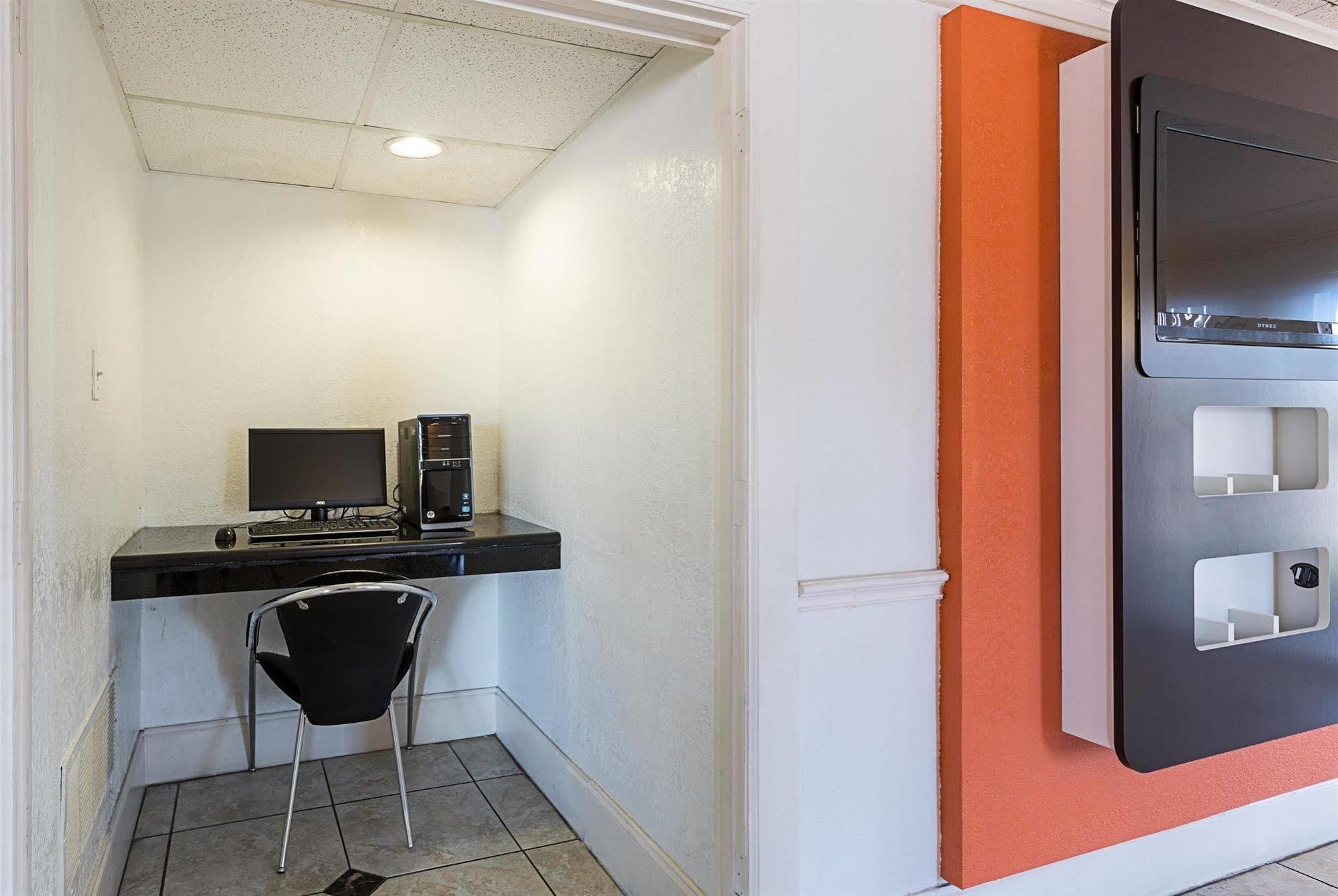Hotel 6-dallas, Tx - Market Center 2*