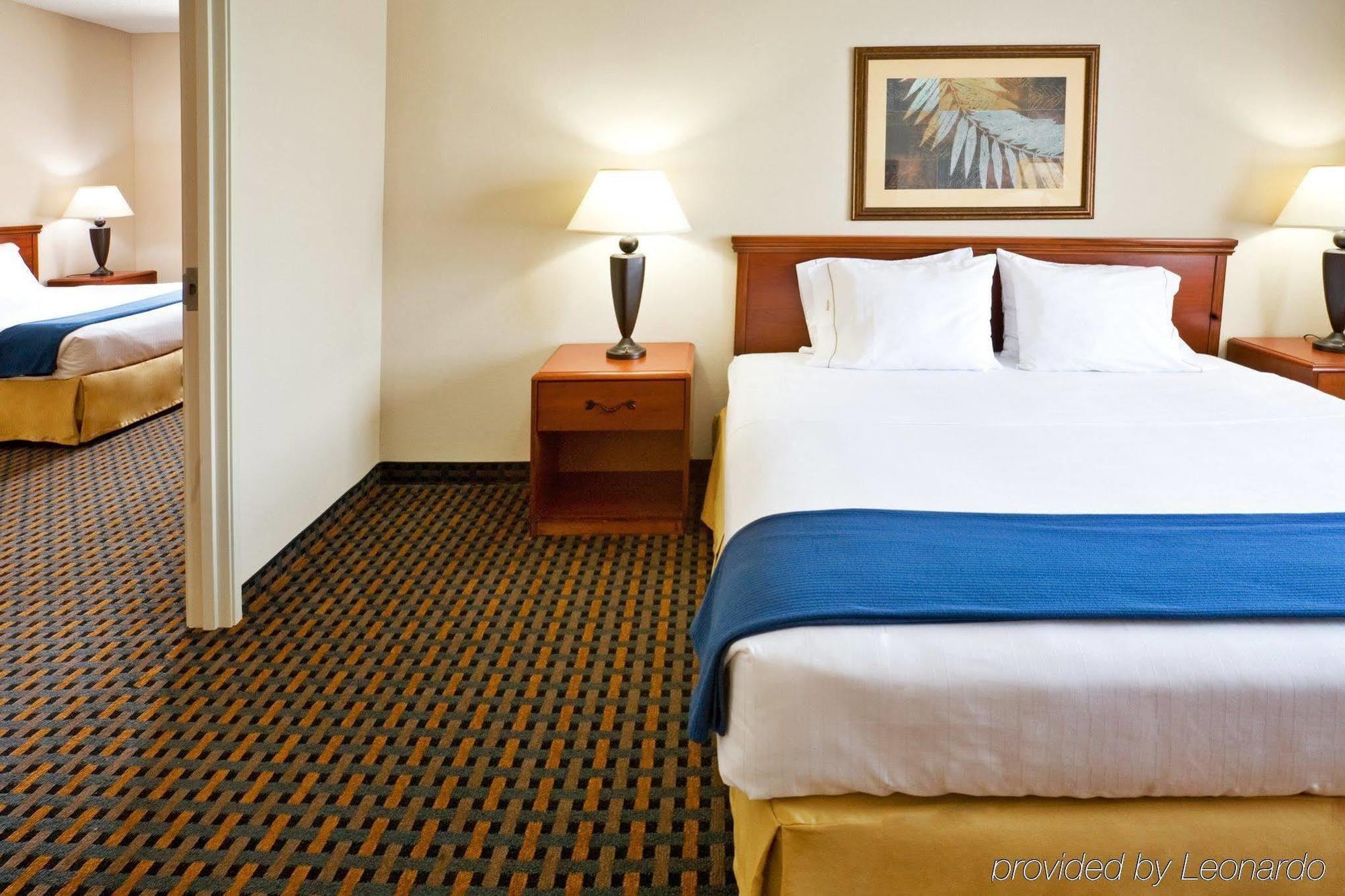 Comfort Nw Near Field Hotel