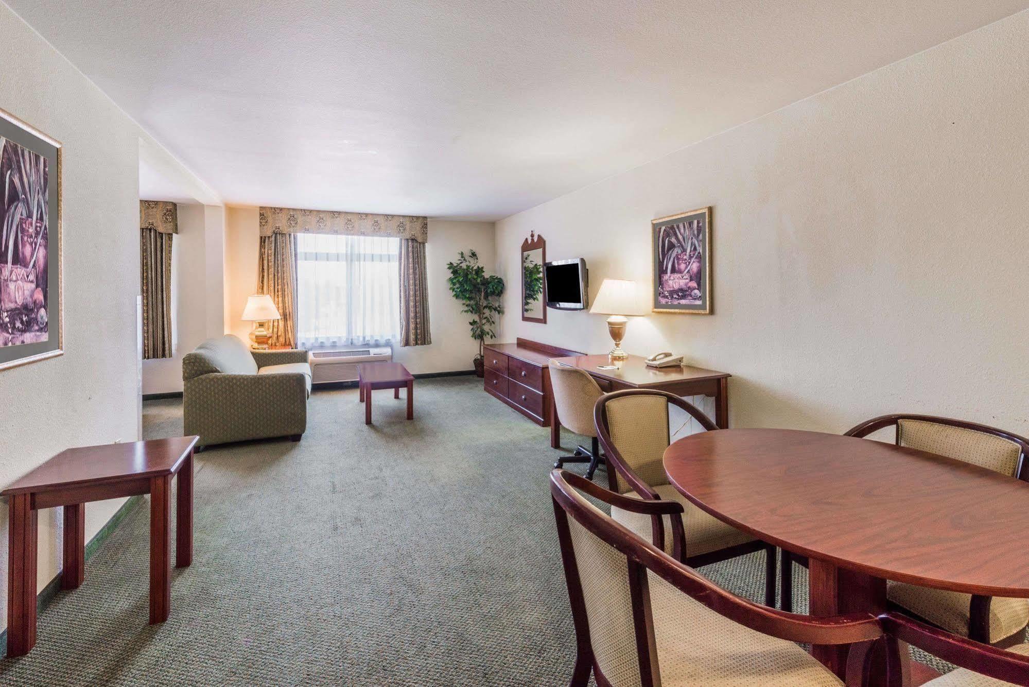 Wingate By Wyndham Field Hotel