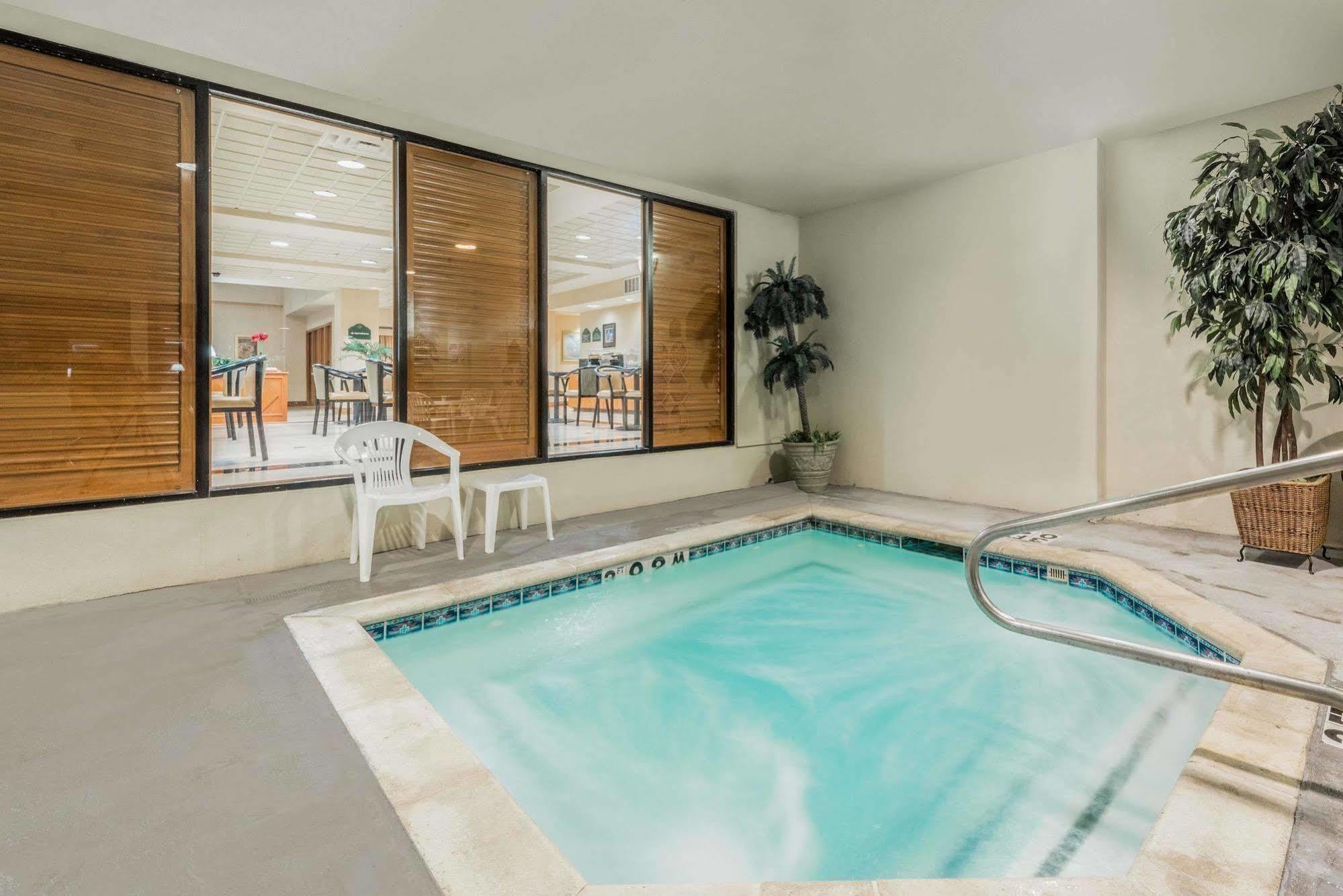 Hotel Wingate By Wyndham Field