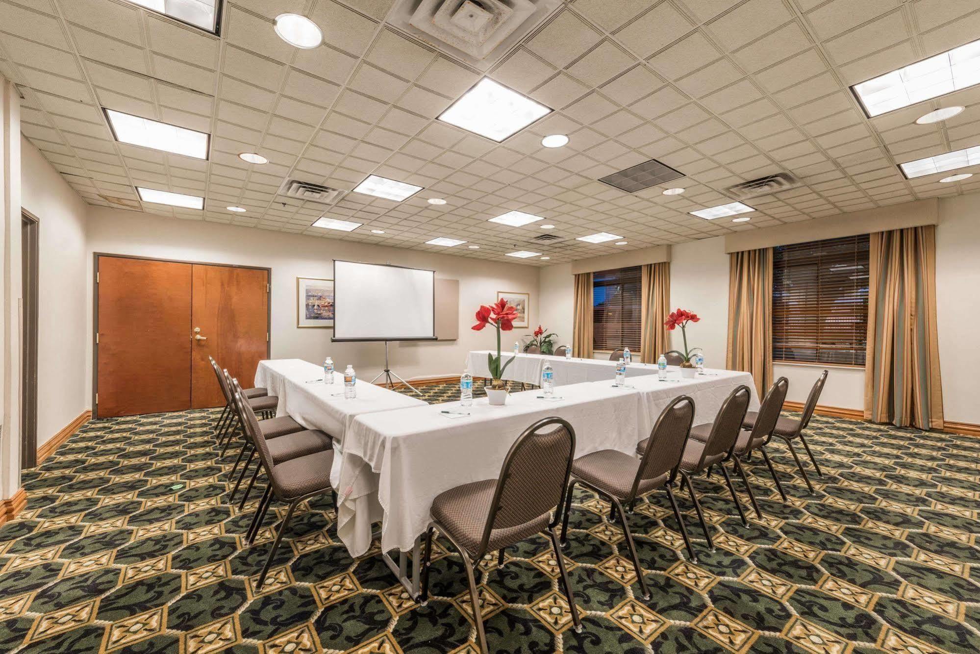 Wingate By Wyndham Field Hotel