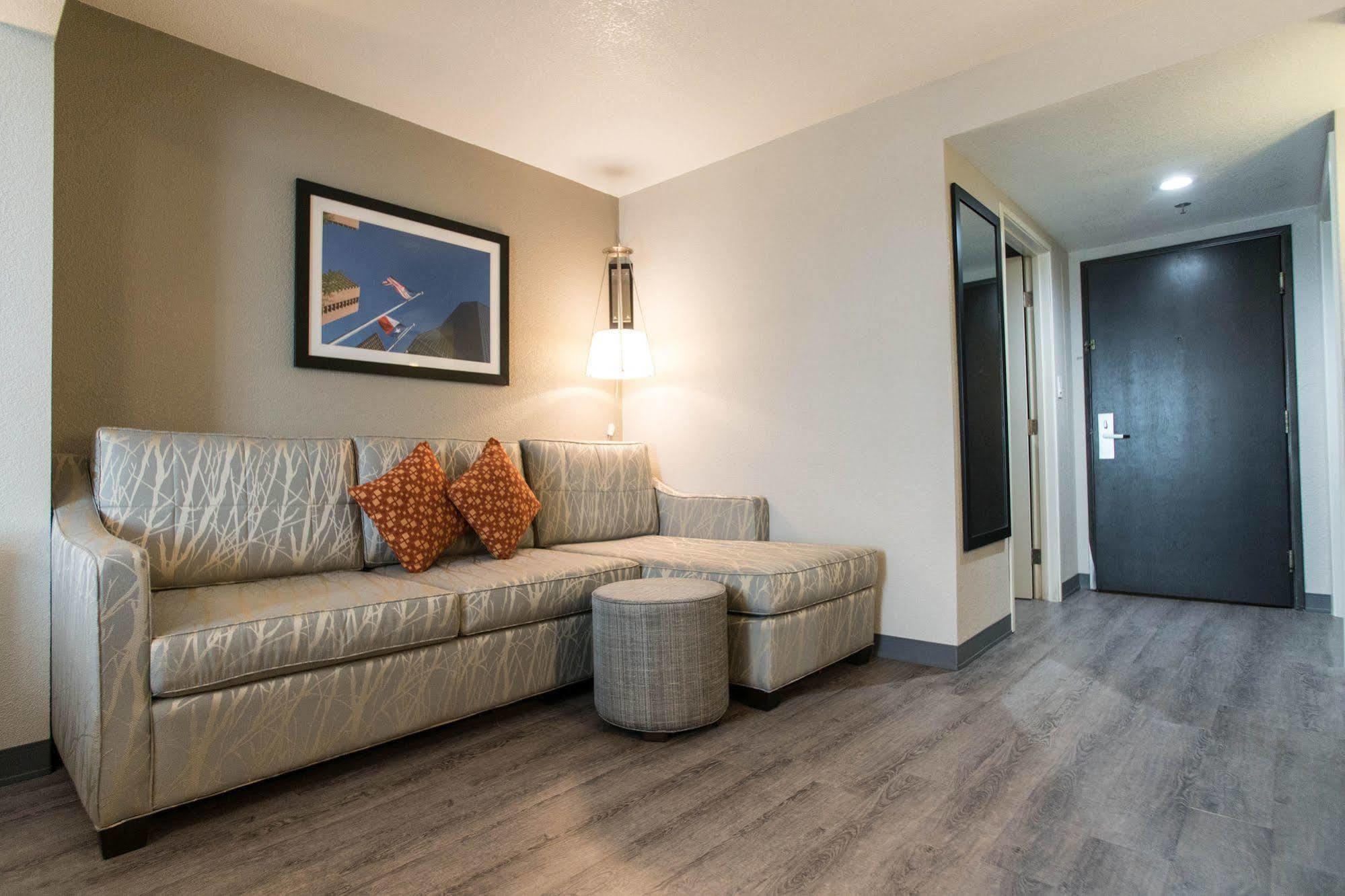 Wingate By Wyndham Field Dallas