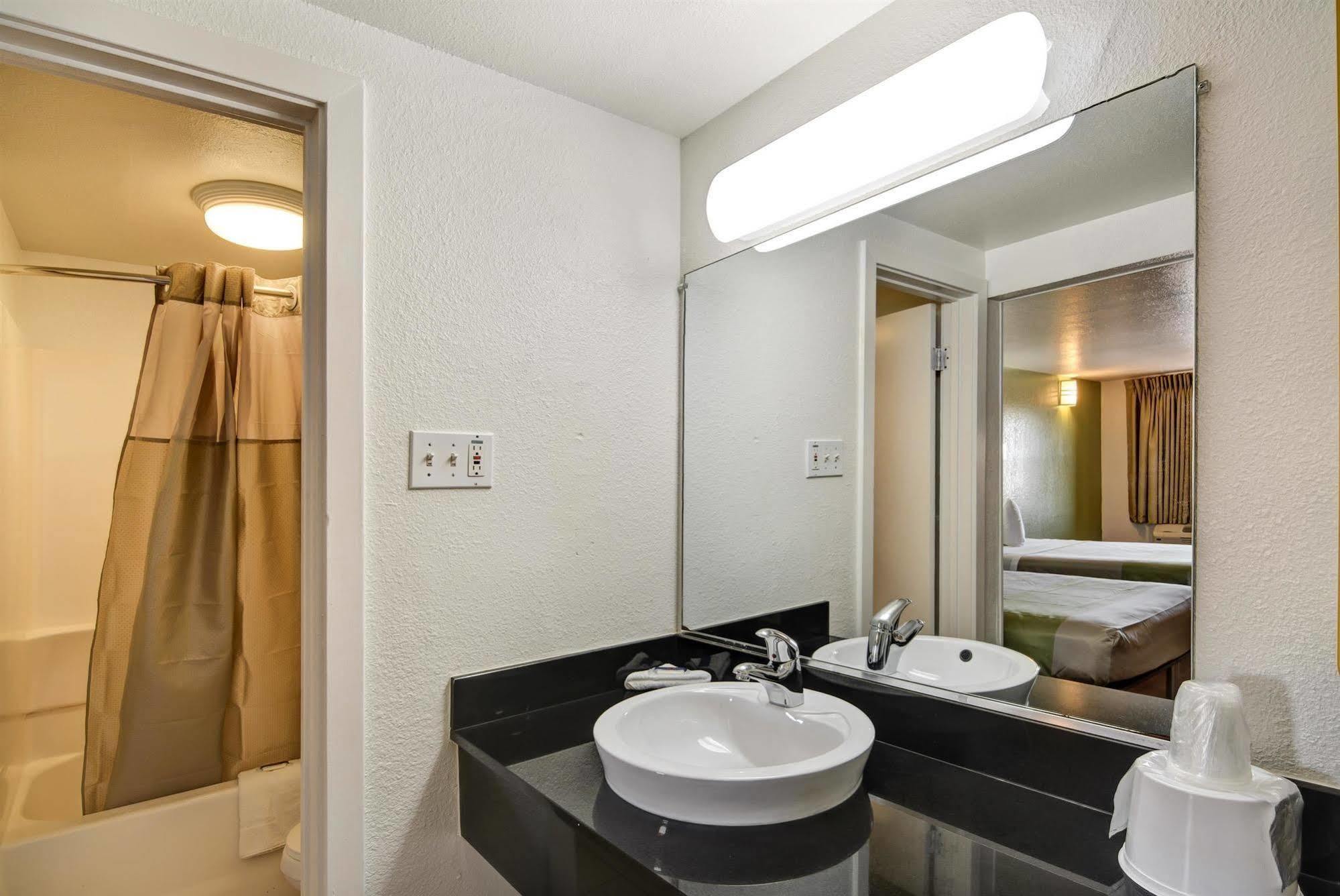 6-dallas, Tx - Forest Lane Hotel Dallas