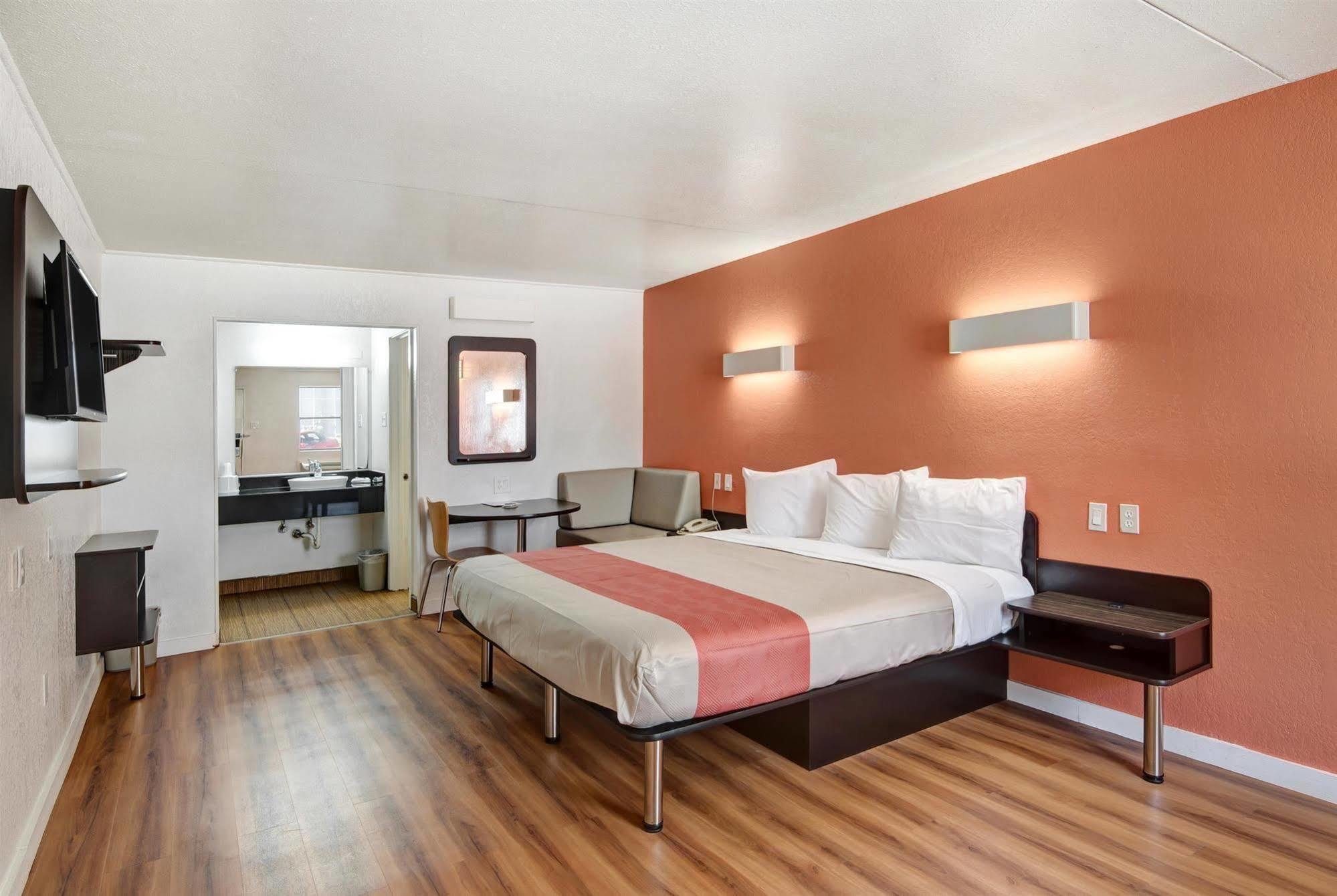 Hotel 6-dallas, Tx - Forest Lane 2*