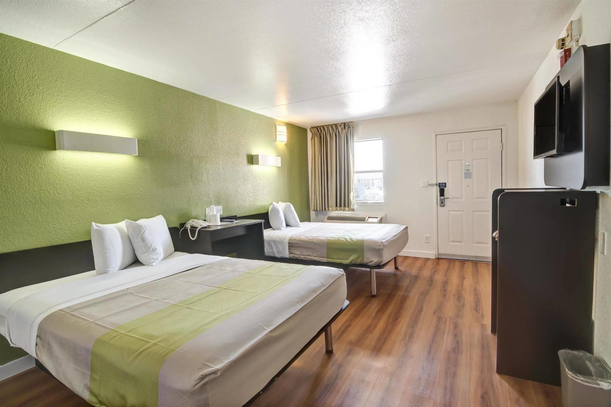 Hotel 6-dallas, Tx - Forest Lane 2*