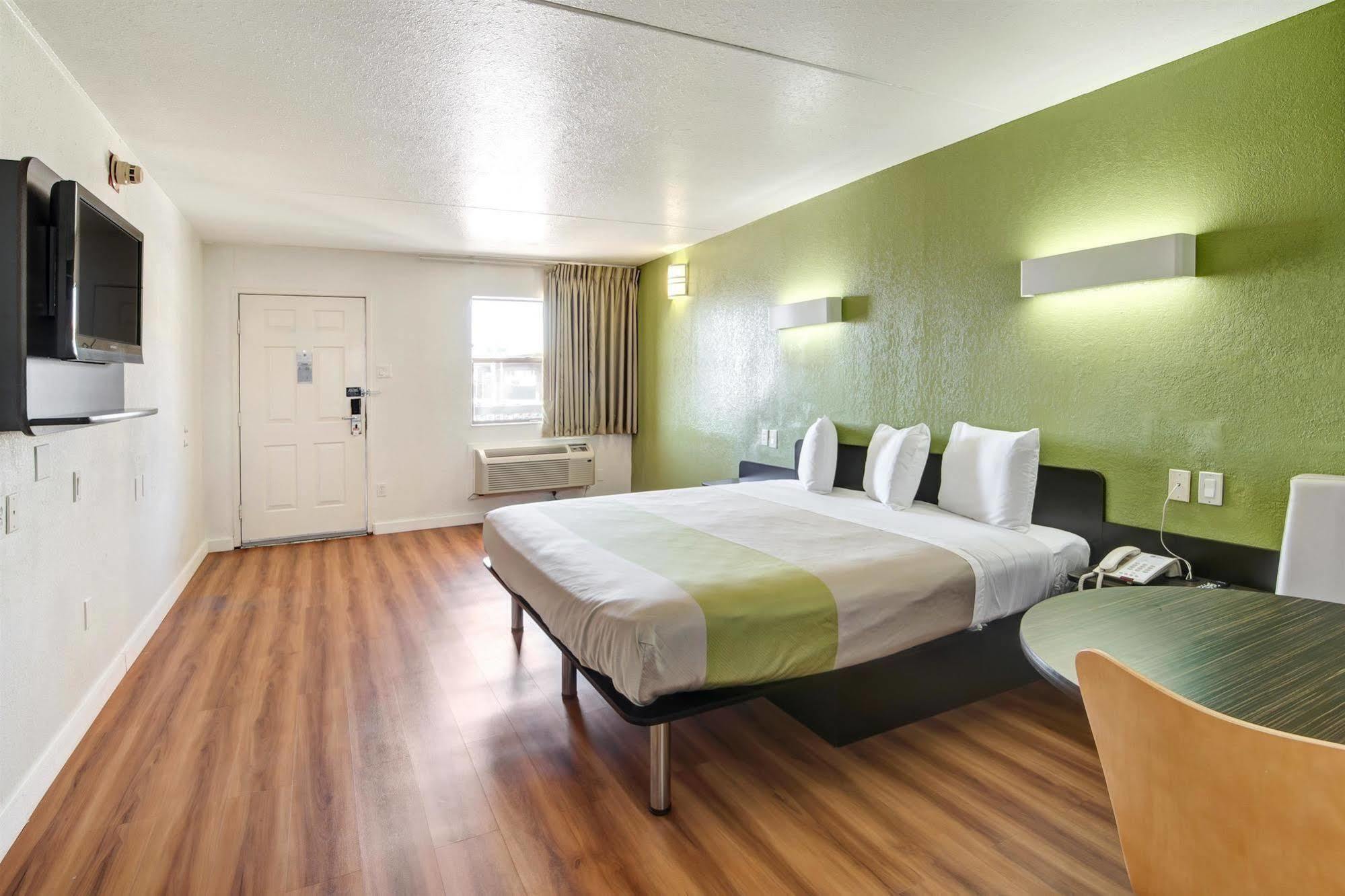 Hotel 6-dallas, Tx - Forest Lane