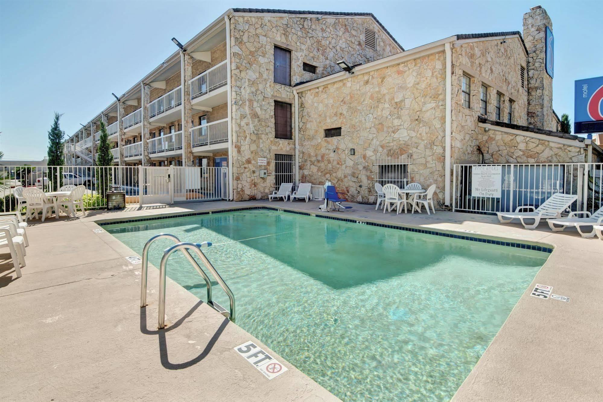 Hotel 6-dallas, Tx - Forest Lane Dallas