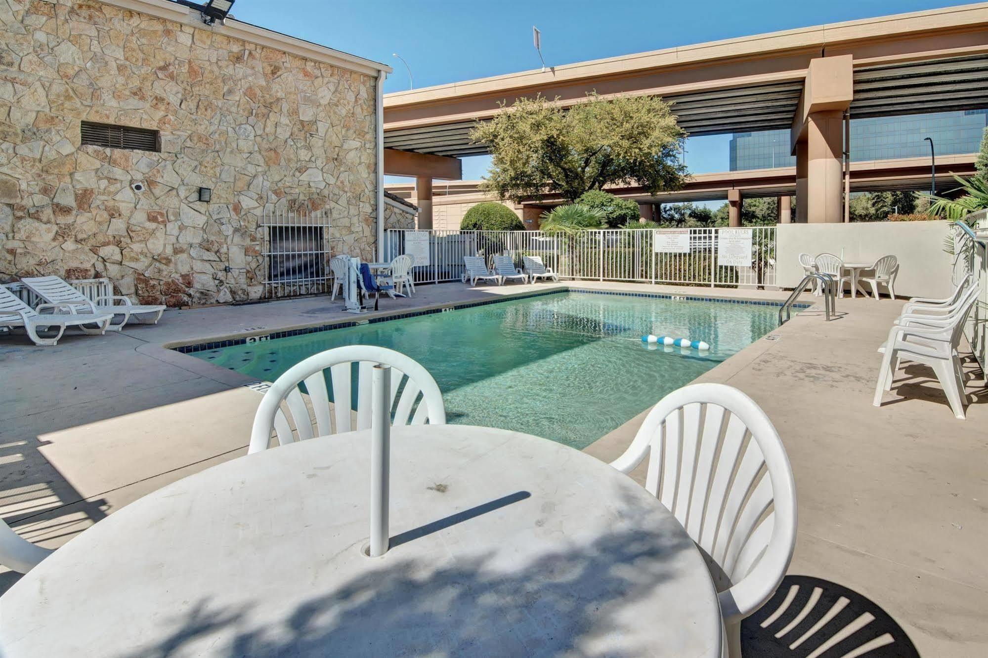 Hotel 6-dallas, Tx - Forest Lane Dallas