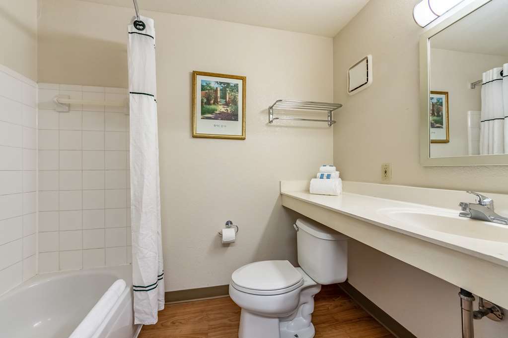 Hometowne - North Addison Tollway Hotel