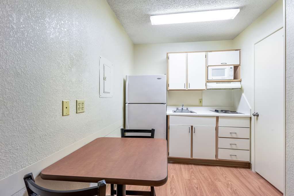 Hotel Hometowne - North Addison Tollway *