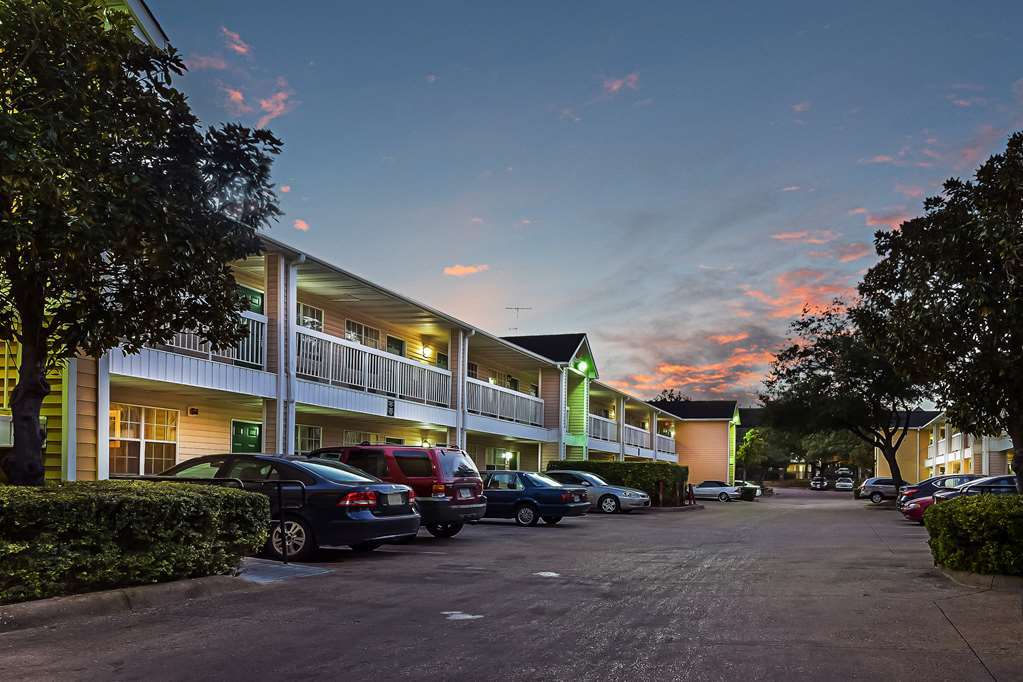 Hotel Hometowne - North Addison Tollway