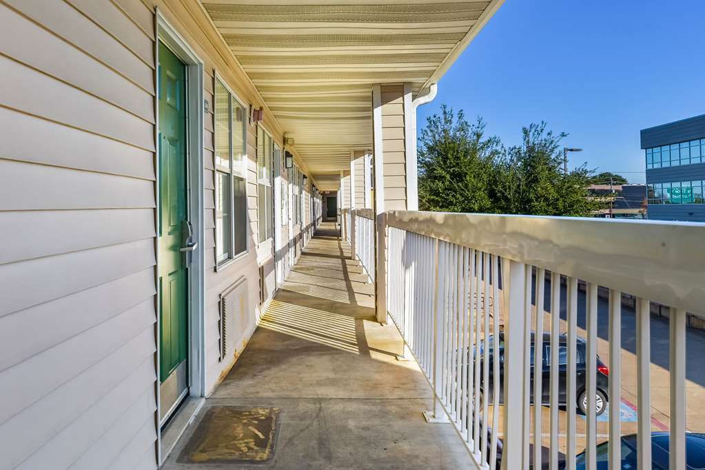 Hotel Hometowne - North Addison Tollway