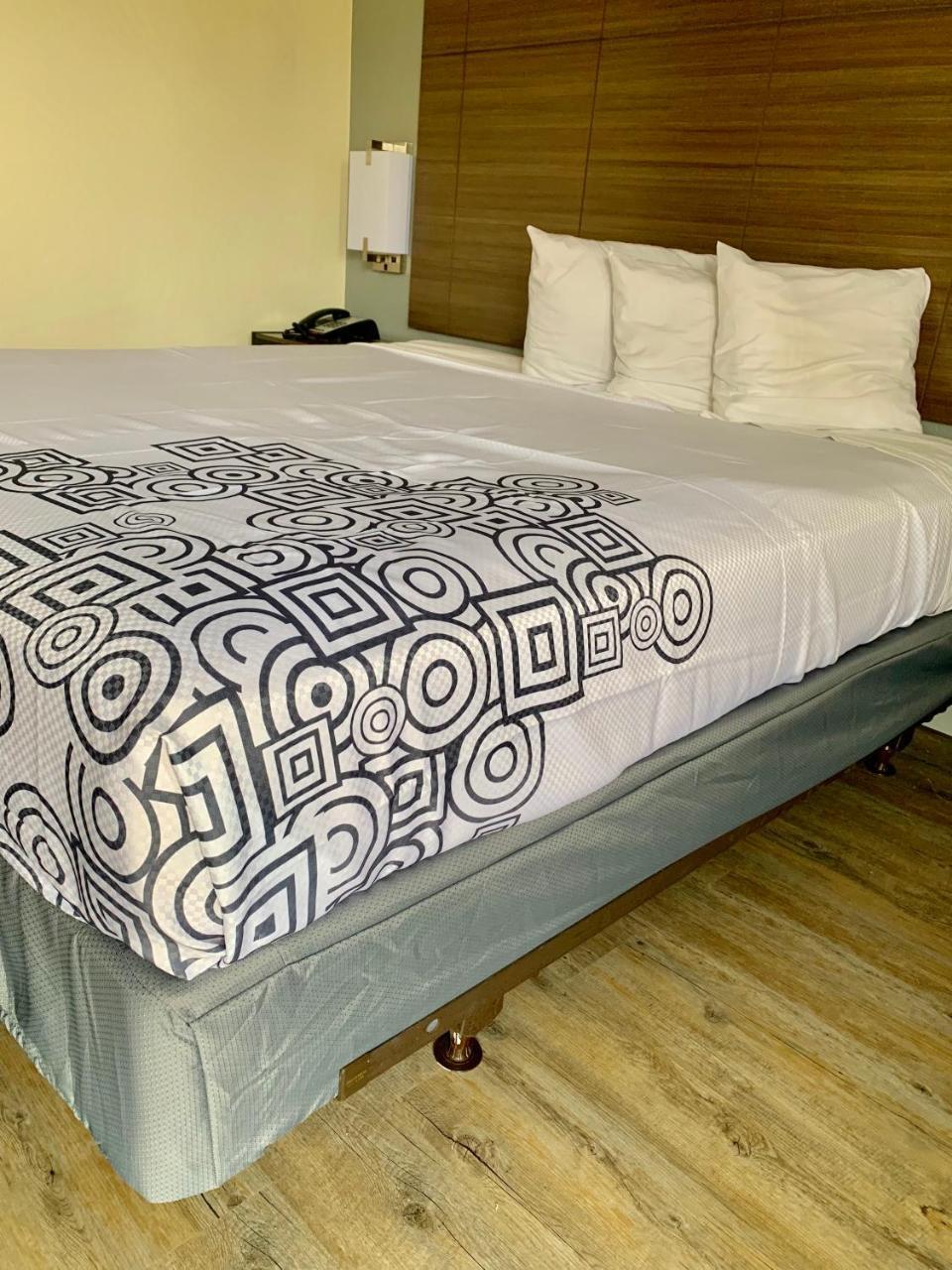 Field Hotel 2*