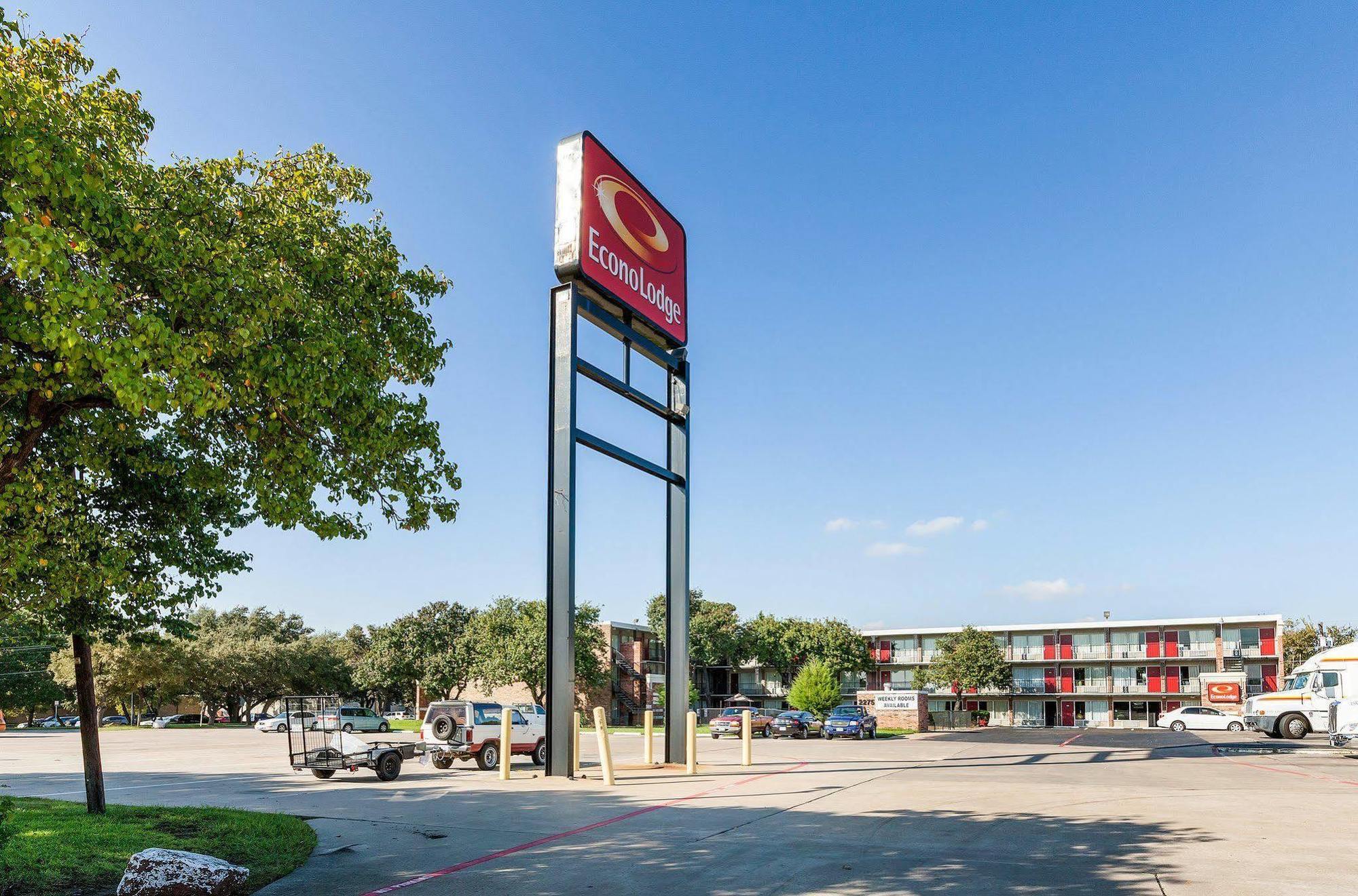 Econo Airport I-35 North 2*