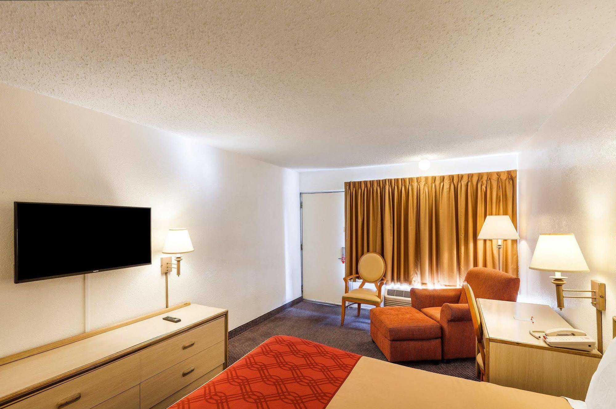 Motel Econo Airport I-35 North 2*