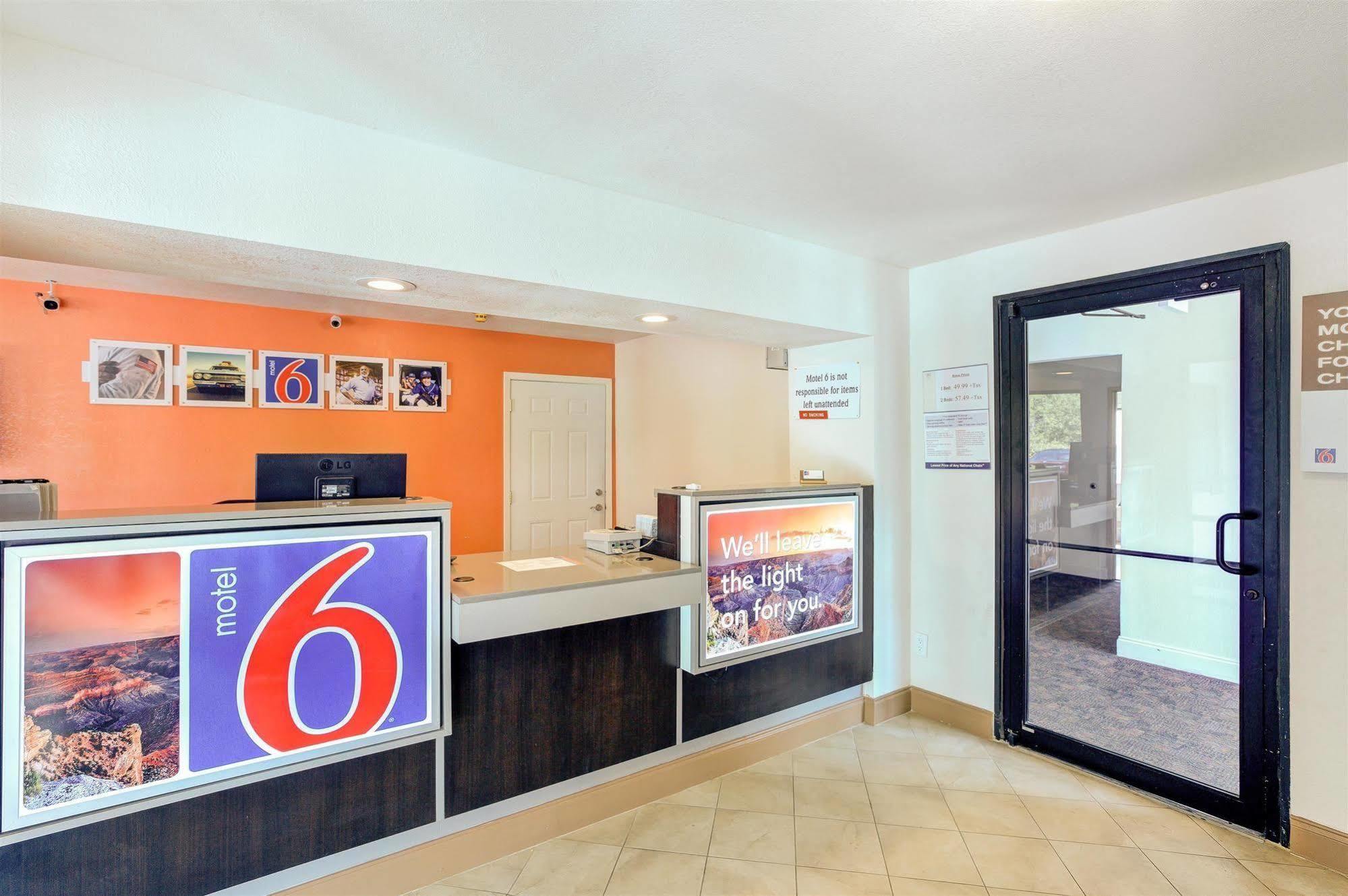 Hotel 6-dallas, Tx - South Dallas