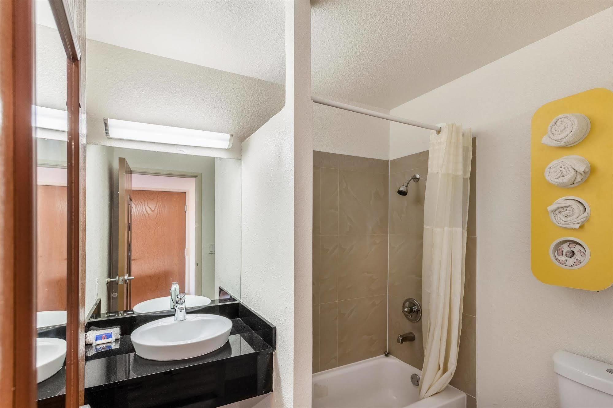 Hotel 6-dallas, Tx - South Dallas