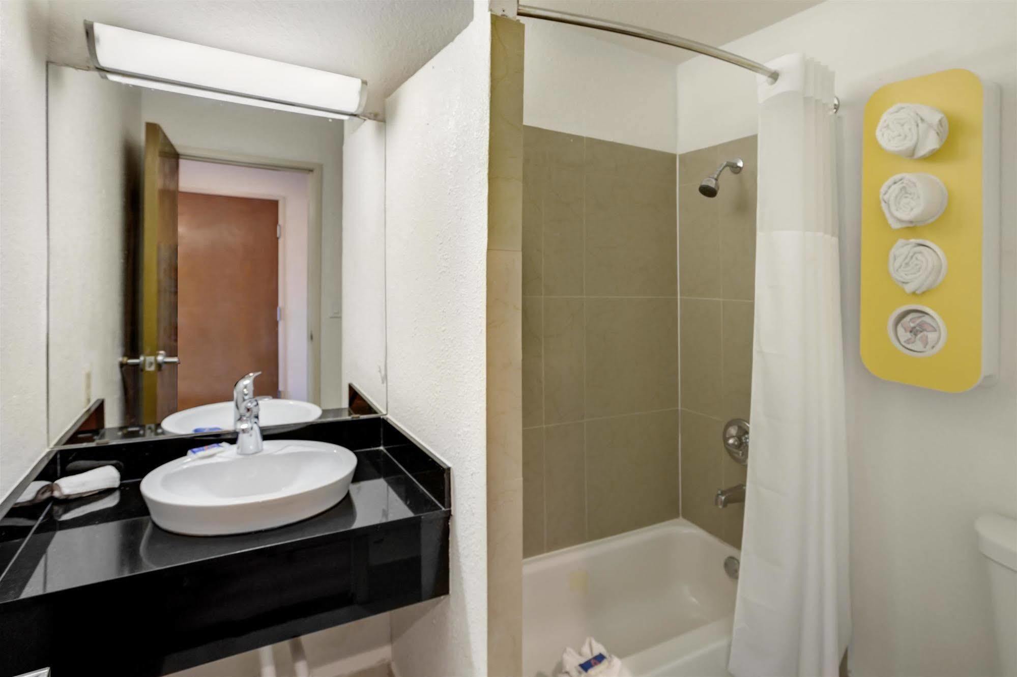 Hotel 6-dallas, Tx - South