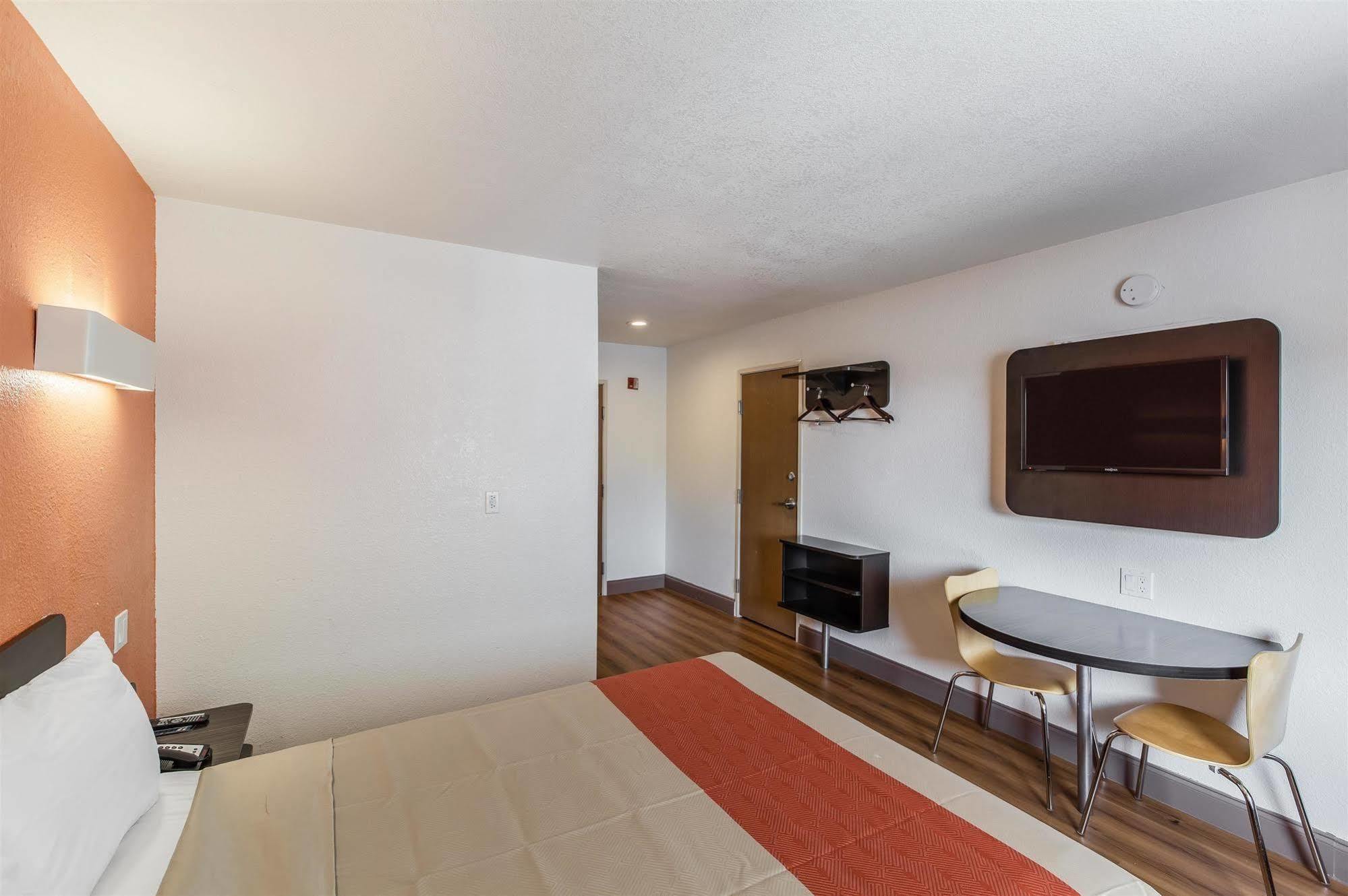 Hotel 6-dallas, Tx - South 2*