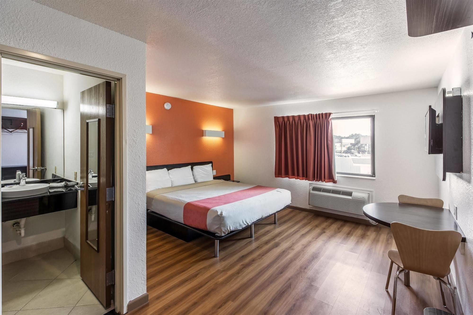 Hotel 6-dallas, Tx - South Dallas