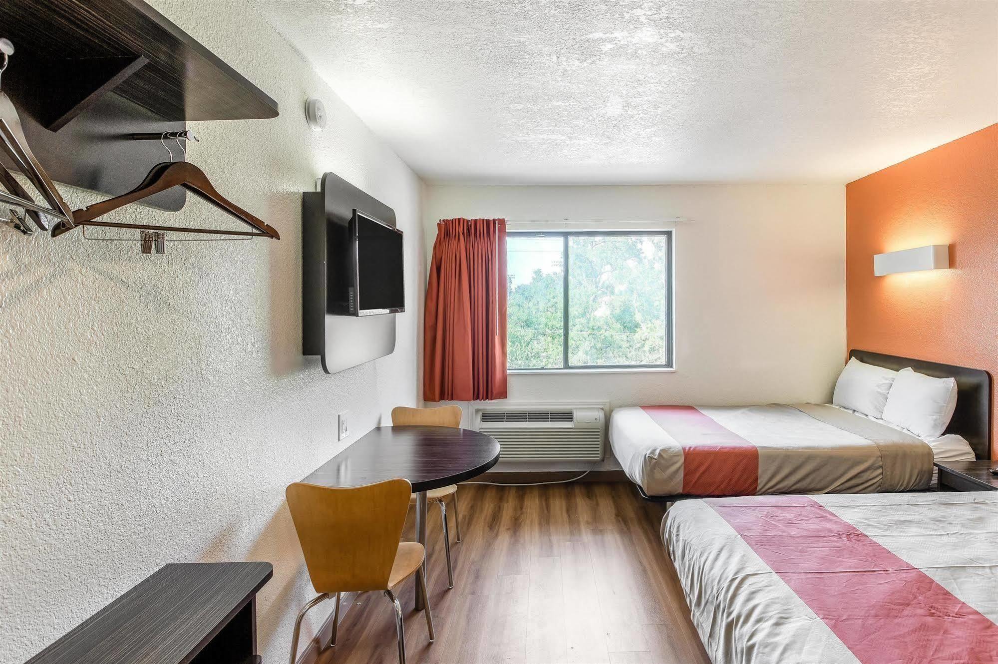 Hotel 6-dallas, Tx - South 2*