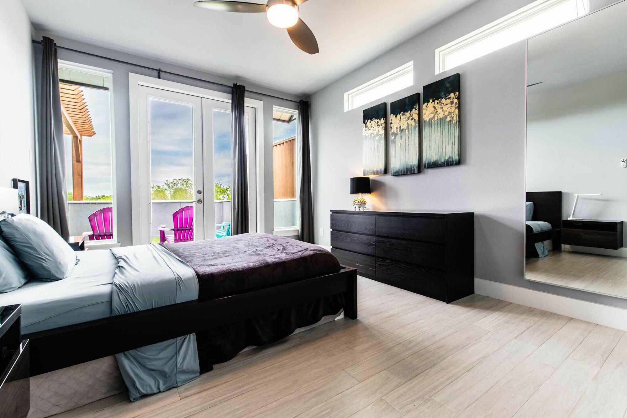 Brand New Townhouse Next To Downtown 3*