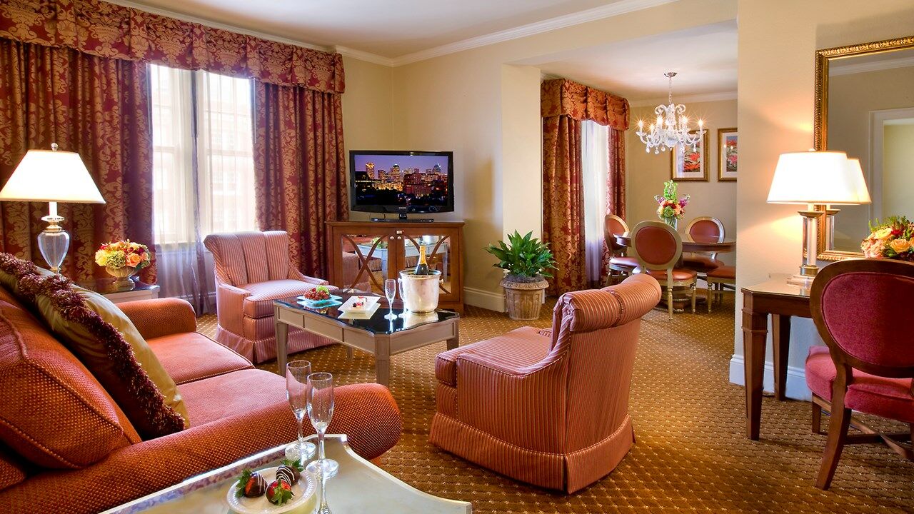 Warwick Melrose Hotel 4*