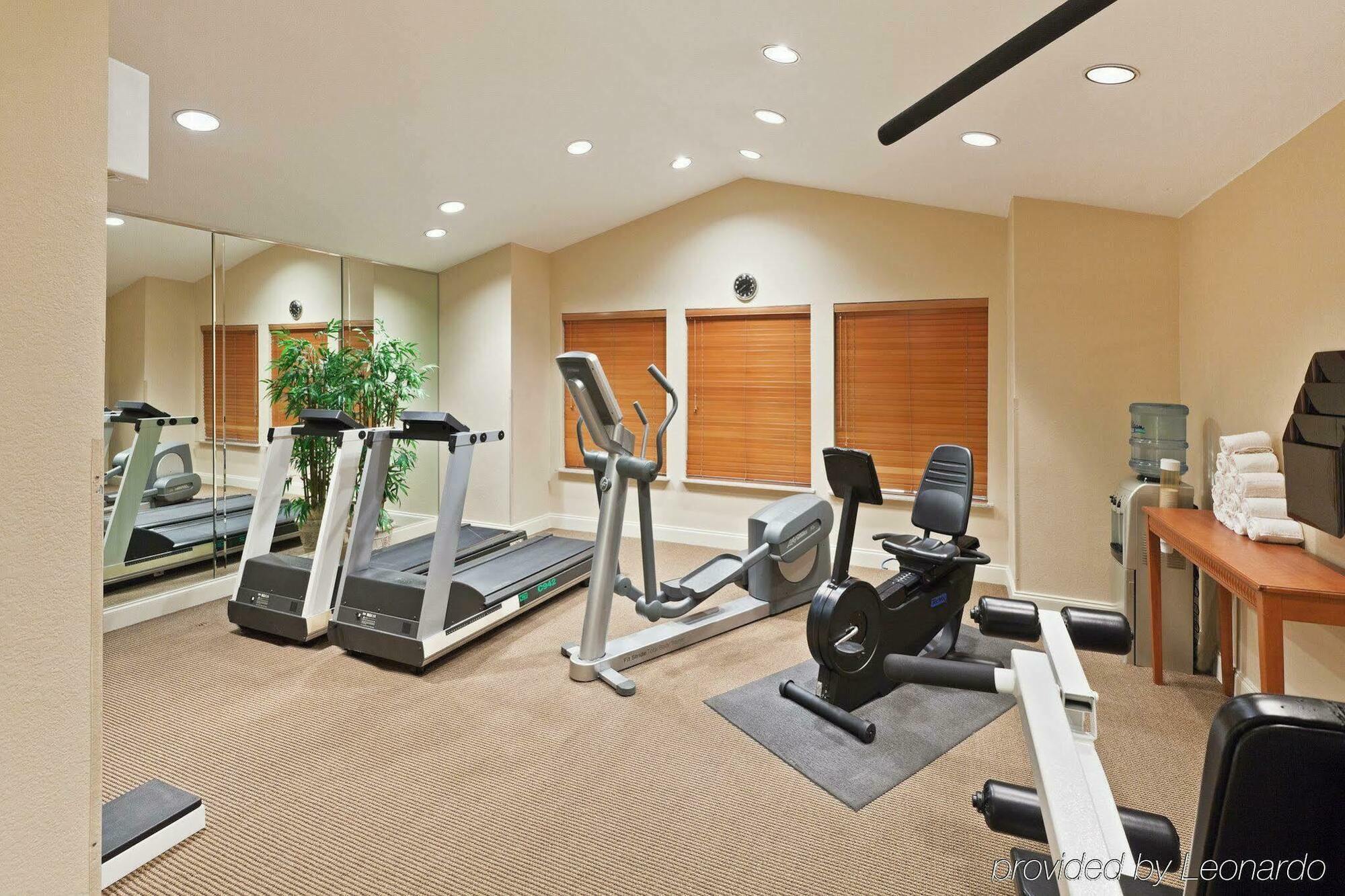 Candlewood Market Center-love Field By Ihg 3*