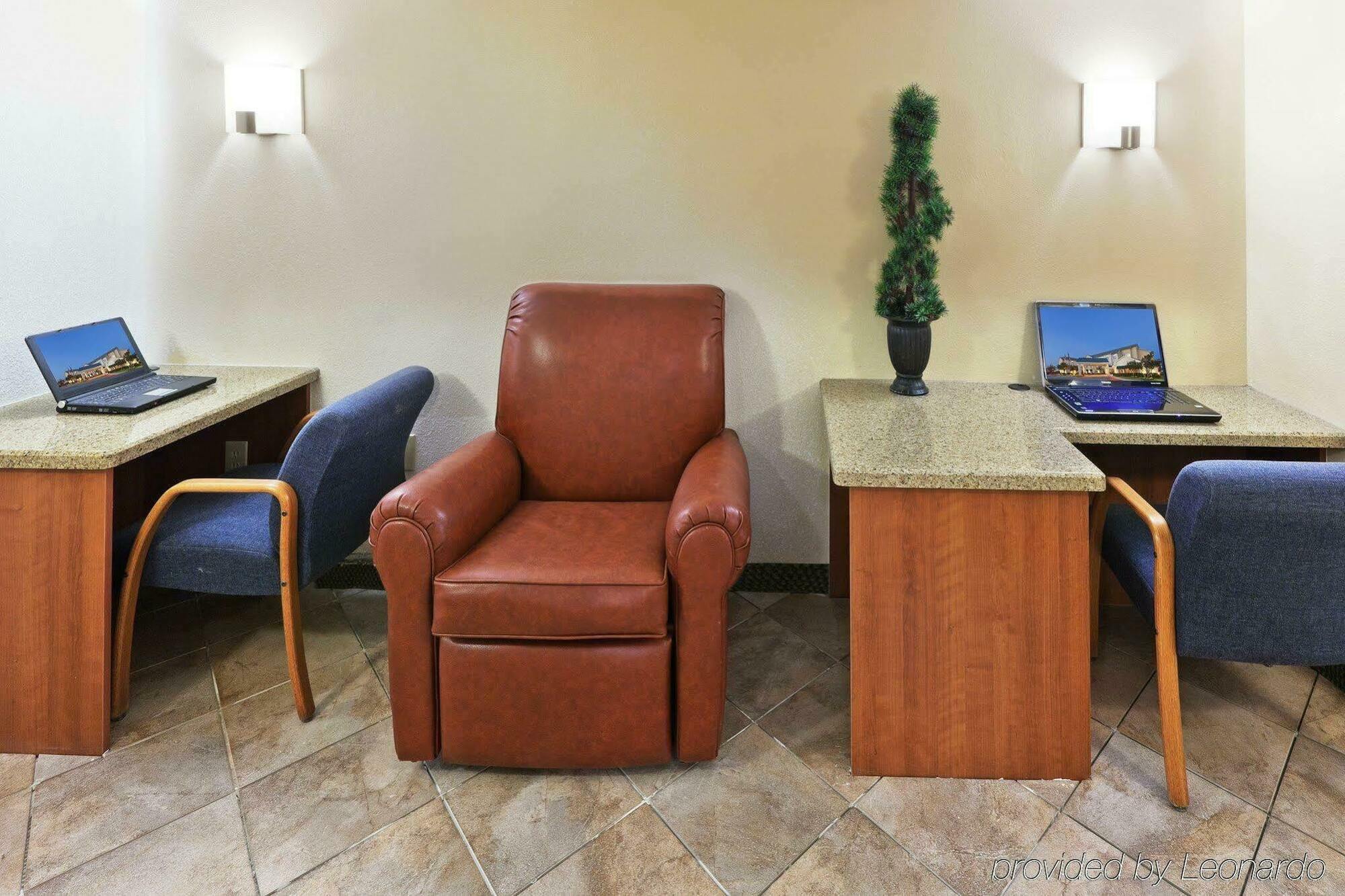 Candlewood Market Center-love Field By Ihg