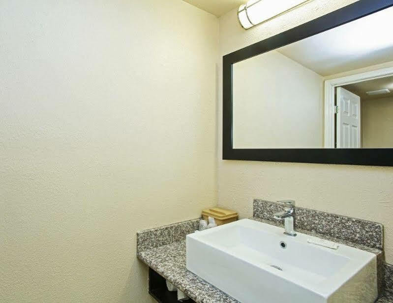 Red Roof North - Park Motel 2*