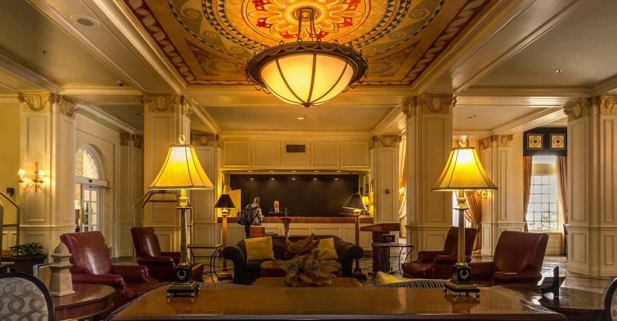 Warwick Melrose Hotel 4*