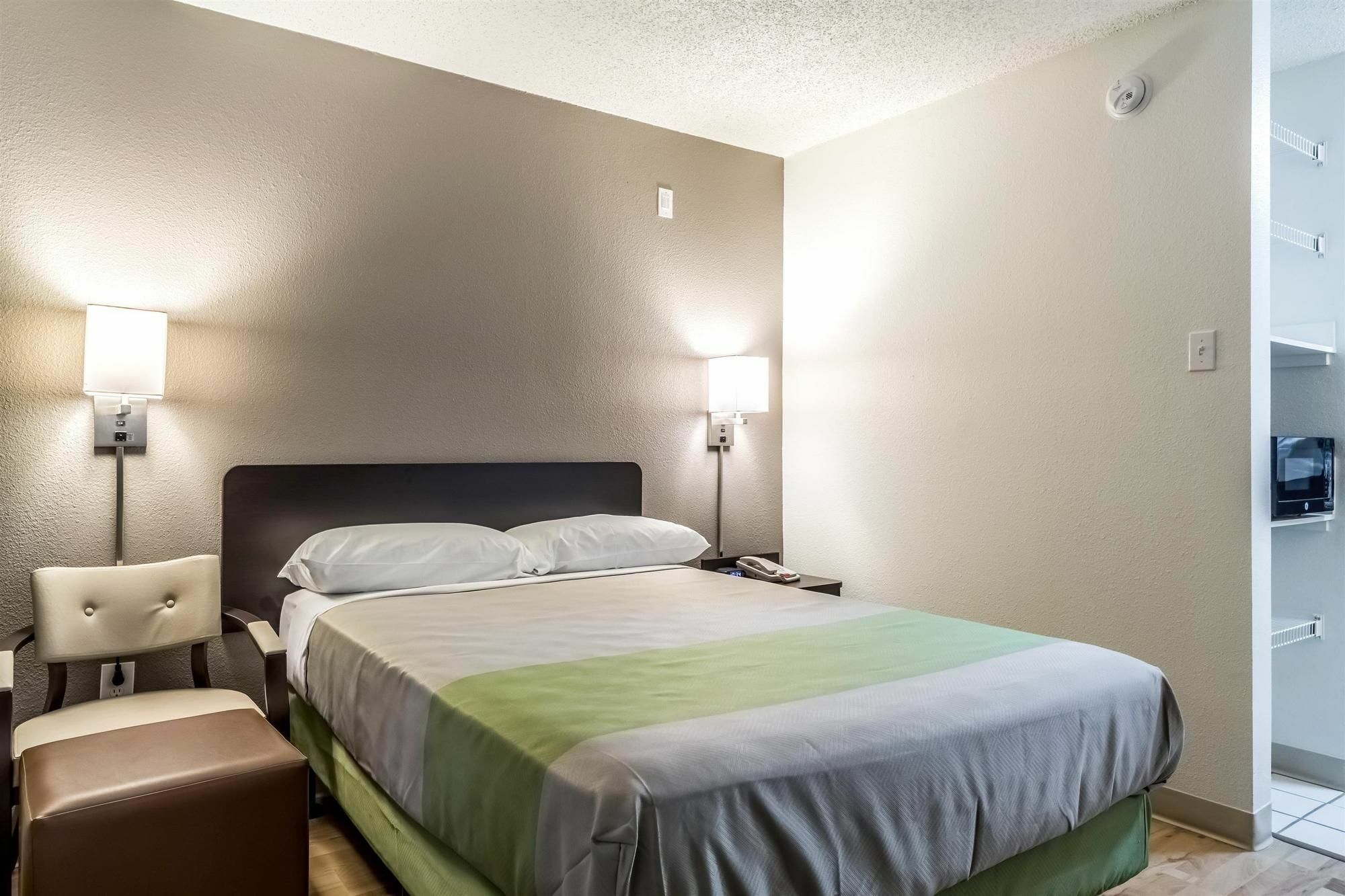 Hotel 6-dallas, Tx - Northwest 2*