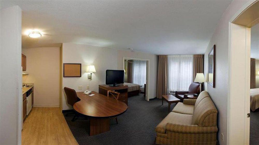 Candlewood Market Center-love Field By Ihg Hotel