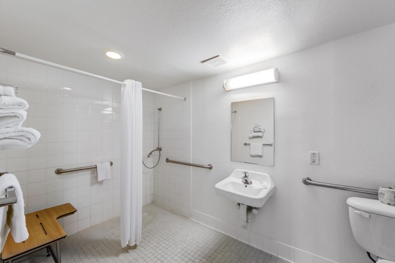 Hotel 6-dallas, Tx - South Dallas