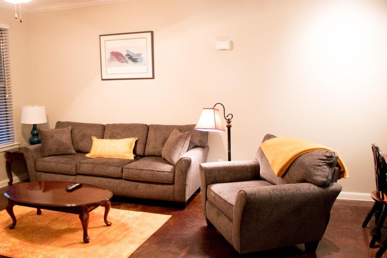 Downtown Beautiful Poolside Apartment Dallas