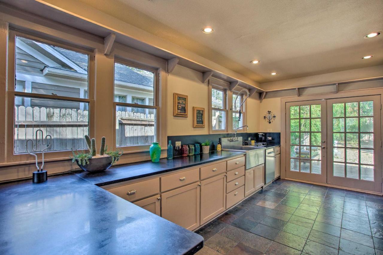 Holiday home Couples Retreat Walk To Lower Greenville! *