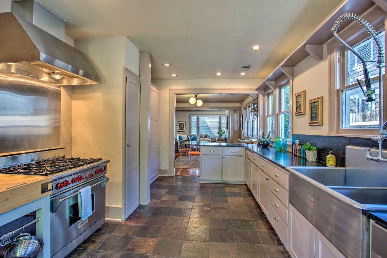 Couples Retreat Walk To Lower Greenville! Holiday home