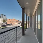 Urban 2Br I Parking I King Bed I Workspace